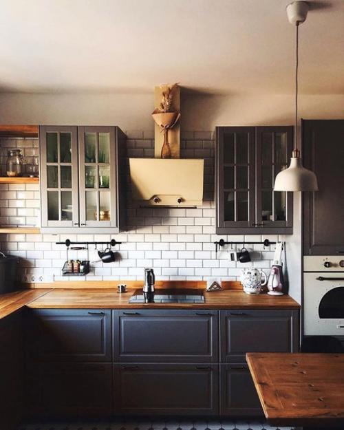 Серый гарнитур, деревянная столешница и классический фартук. 05