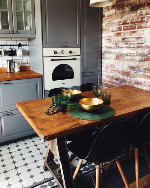 Серый гарнитур, деревянная столешница и классический фартук. 08