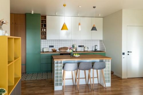 Трешка с зоной отдыха в эркере и кухней в коридоре.
