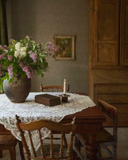 Лето, полдень, в доме прохлада и с улицы доносится шелест скошенной травы. 08