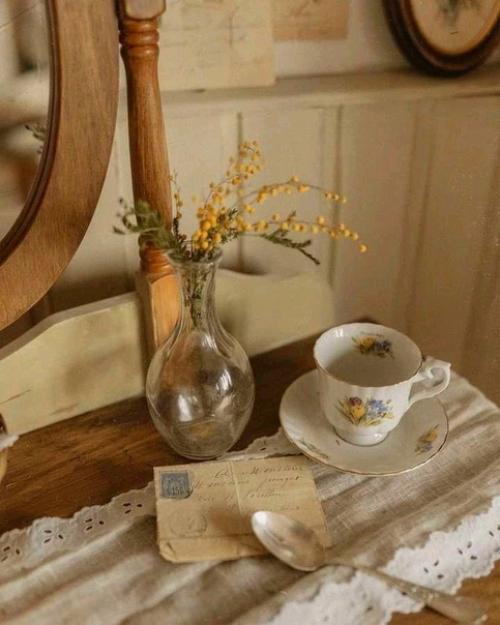 Лето, полдень, в доме прохлада и с улицы доносится шелест скошенной травы. 03