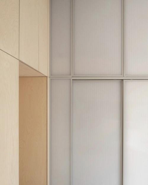 Вышло очень минималистично и воздушно, конечно. 05