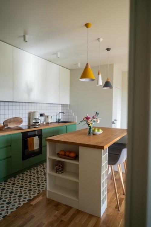 Трешка с зоной отдыха в эркере и кухней в коридоре. 05