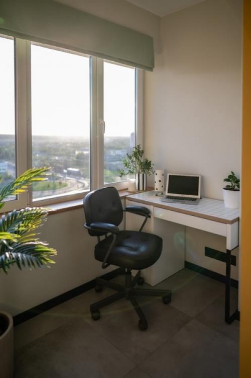 Трешка с зоной отдыха в эркере и кухней в коридоре. 07