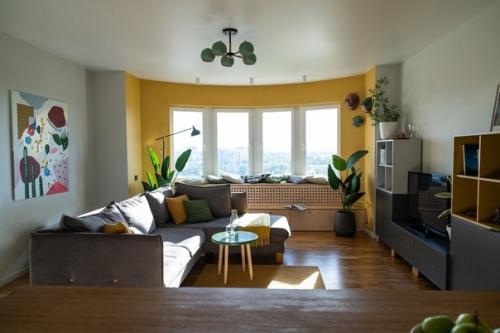 Трешка с зоной отдыха в эркере и кухней в коридоре. 02