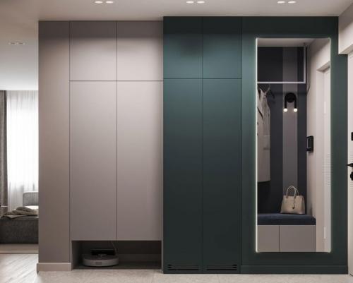 Прихожая, выполненная в светлых тонах с добавлением зеленых и синих акцентов. 03