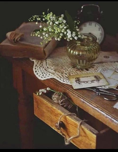 Лето, полдень, в доме прохлада и с улицы доносится шелест скошенной травы. 07