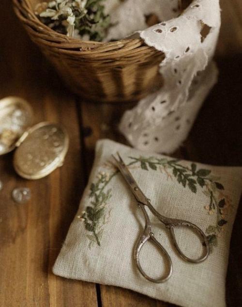 Лето, полдень, в доме прохлада и с улицы доносится шелест скошенной травы. 01