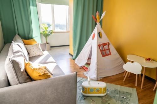 Трешка с зоной отдыха в эркере и кухней в коридоре. 03