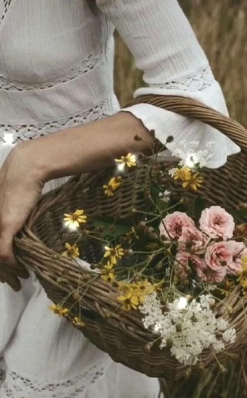 Лето, полдень, в доме прохлада и с улицы доносится шелест скошенной травы. 02