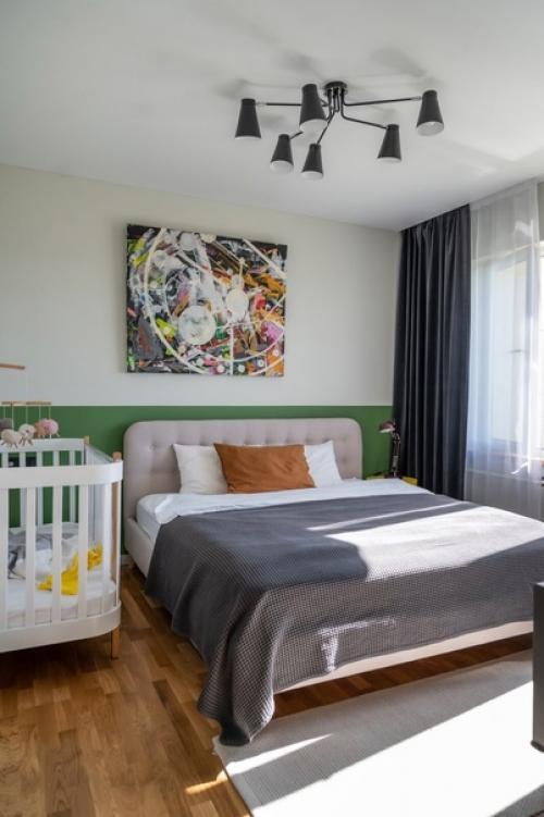 Трешка с зоной отдыха в эркере и кухней в коридоре. 06