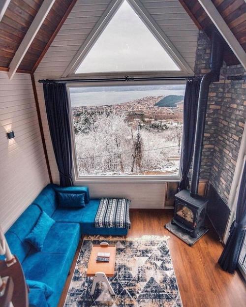 Небольшой загородный дом с голубыми акцентами, как на фасаде, так и внутри помещения. 06