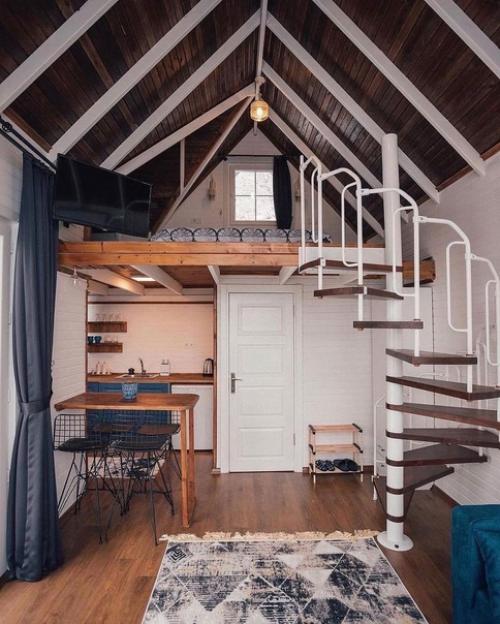 Небольшой загородный дом с голубыми акцентами, как на фасаде, так и внутри помещения. 04