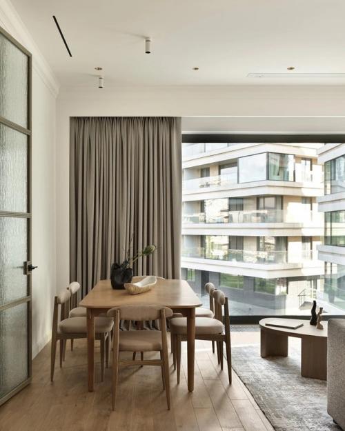 Одним из главных пожеланий хозяев было найти баланс между жизнью в мегаполисе, с его стремительным ритмом, и ощущением природной гармонии. 06