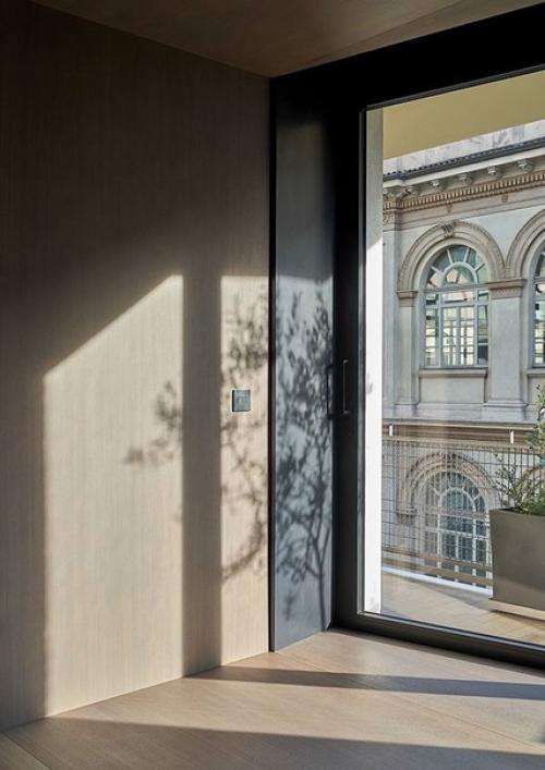 Благодаря просторным окнам, комната наполняется светом и позволяет наслаждаться прекрасными видами за окном. 02