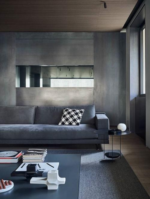 Благодаря просторным окнам, комната наполняется светом и позволяет наслаждаться прекрасными видами за окном. 05