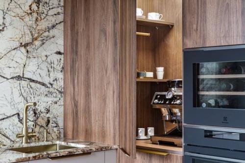 В этом проекте главным заказчиком стал муж - именно он задал направление будущему интерьеру. 08