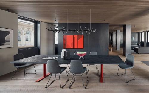 Благодаря просторным окнам, комната наполняется светом и позволяет наслаждаться прекрасными видами за окном. 03