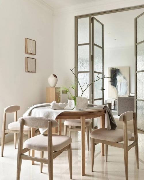 Одним из главных пожеланий хозяев было найти баланс между жизнью в мегаполисе, с его стремительным ритмом, и ощущением природной гармонии. 07