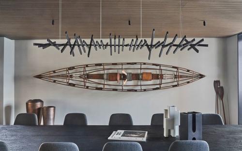 Благодаря просторным окнам, комната наполняется светом и позволяет наслаждаться прекрасными видами за окном. 01