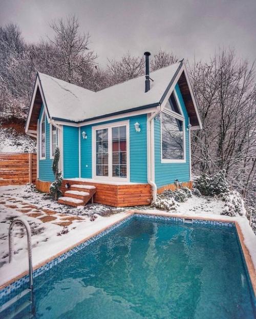 Небольшой загородный дом с голубыми акцентами, как на фасаде, так и внутри помещения. 03