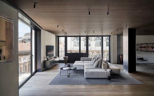 Благодаря просторным окнам, комната наполняется светом и позволяет наслаждаться прекрасными видами за окном.