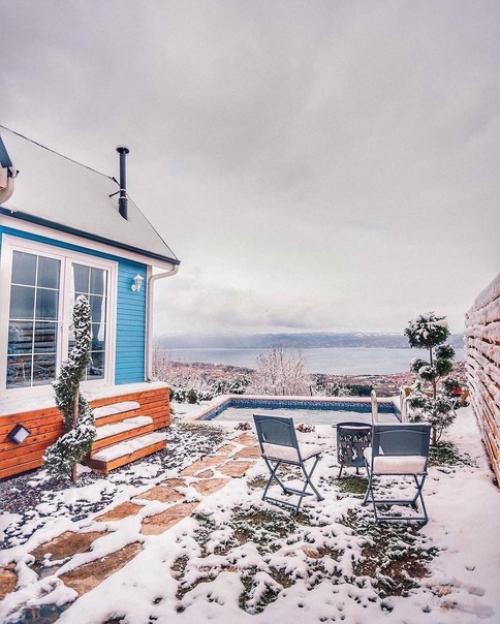 Небольшой загородный дом с голубыми акцентами, как на фасаде, так и внутри помещения. 05