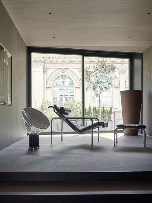 Благодаря просторным окнам, комната наполняется светом и позволяет наслаждаться прекрасными видами за окном. 06