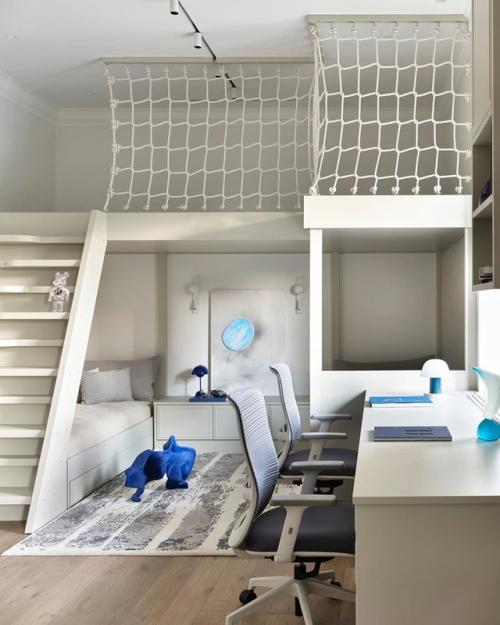 Одним из главных пожеланий хозяев было найти баланс между жизнью в мегаполисе, с его стремительным ритмом, и ощущением природной гармонии. 01