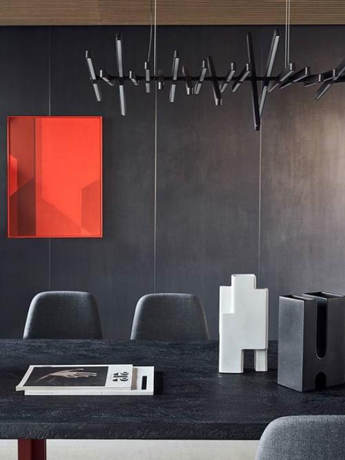 Благодаря просторным окнам, комната наполняется светом и позволяет наслаждаться прекрасными видами за окном. 04