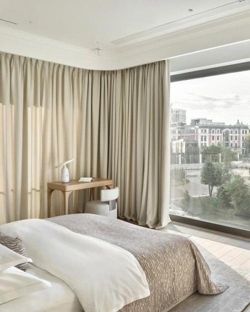 Одним из главных пожеланий хозяев было найти баланс между жизнью в мегаполисе, с его стремительным ритмом, и ощущением природной гармонии. 03