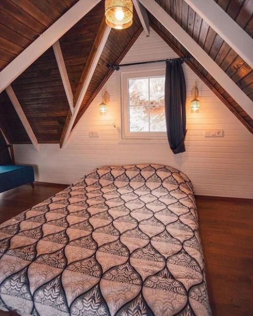 Небольшой загородный дом с голубыми акцентами, как на фасаде, так и внутри помещения. 01