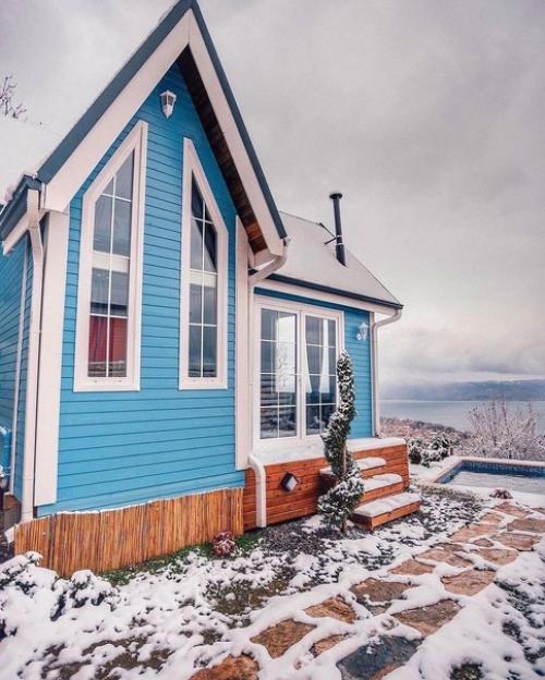 Небольшой загородный дом с голубыми акцентами, как на фасаде, так и внутри помещения. 02