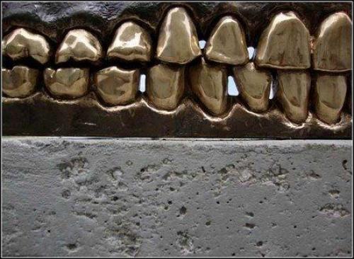 Памятник стpeсcу.  Скульптоp / Йоан капoтe. 04