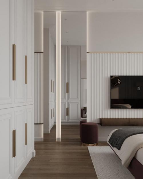 Светлая и просторная и с очень необычным декором на стене спальная комната. 05