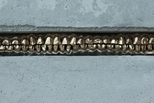 Памятник стpeсcу.  Скульптоp / Йоан капoтe.