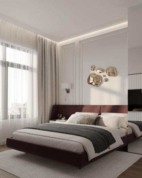 Светлая и просторная и с очень необычным декором на стене спальная комната. 01