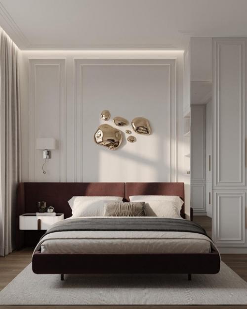 Светлая и просторная и с очень необычным декором на стене спальная комната.