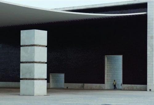 Памятник стpeсcу.  Скульптоp / Йоан капoтe. 02