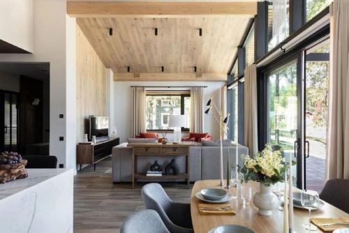 Наедине с природой: загородный дом с видом на лес. 01