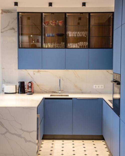 Это не просто кухня - гостиная - это пространство, где цвет становится настроением. 02