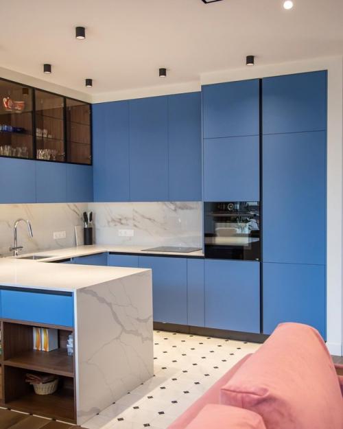 Это не просто кухня - гостиная - это пространство, где цвет становится настроением. 01