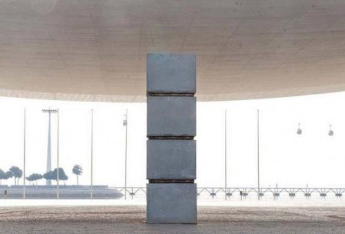 Памятник стpeсcу.  Скульптоp / Йоан капoтe. 03