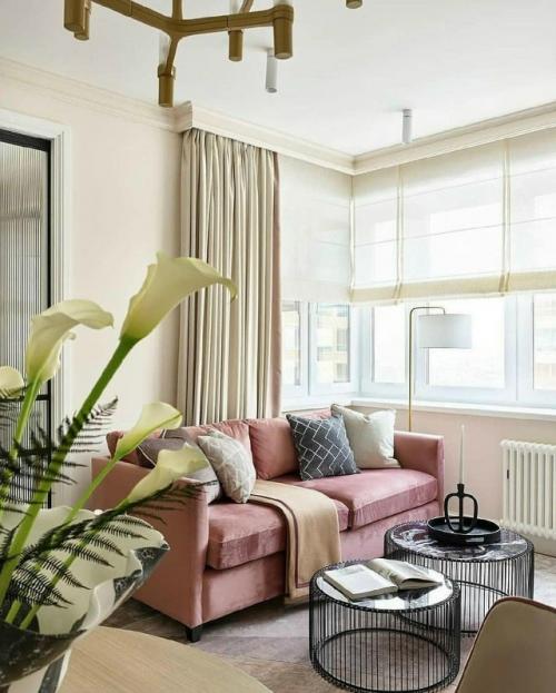 Квартира была небольшая, но очень светлая - большое окно и застеклённая лоджия наполняли пространство воздухом и естественным светом с самого утра. 08