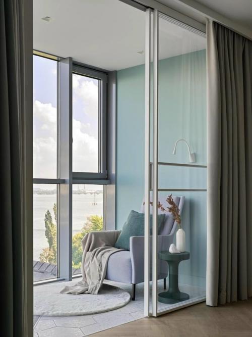 На 90 квадратных метрах дизайнеру удалось создать пространство, наполненное светом, лёгкостью и уютом. 03