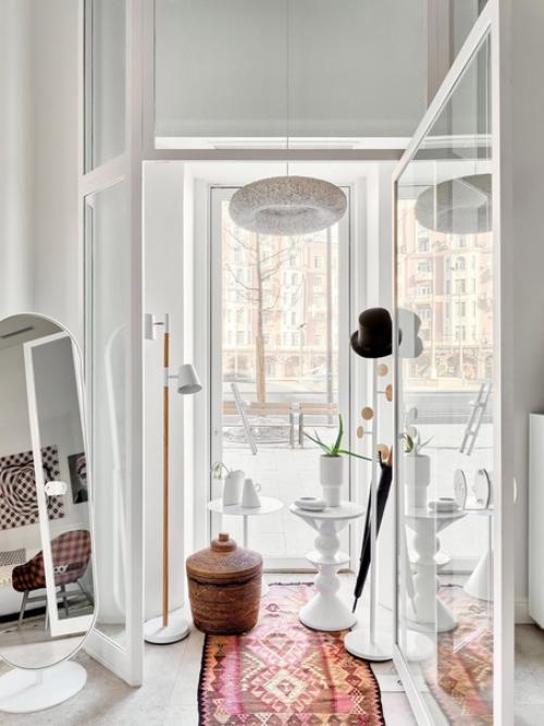 В небольшом пространстве квартиры - студии удалось разместить все необходимое для жизни двух человек и даже чуточку больше. 06