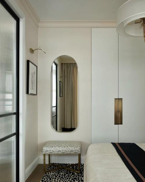 Квартира была небольшая, но очень светлая - большое окно и застеклённая лоджия наполняли пространство воздухом и естественным светом с самого утра. 01