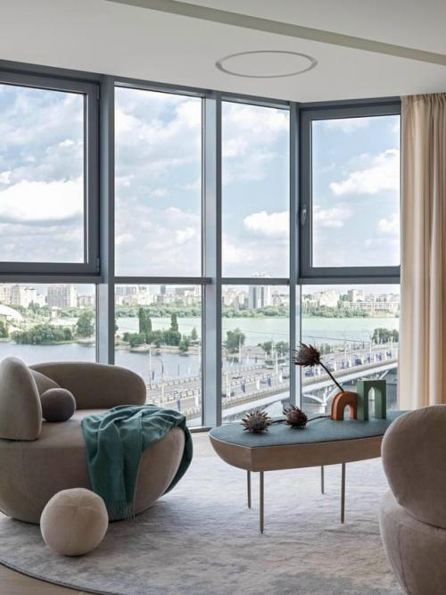 На 90 квадратных метрах дизайнеру удалось создать пространство, наполненное светом, лёгкостью и уютом. 02