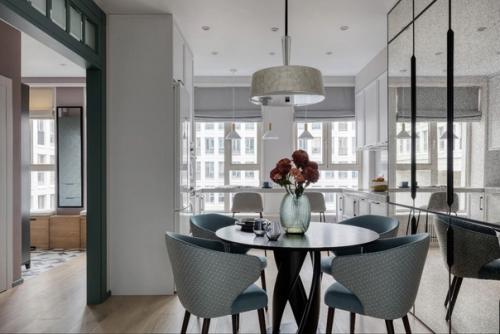 Элегантный светлый интерьер, объединивший в себе современность и классику.