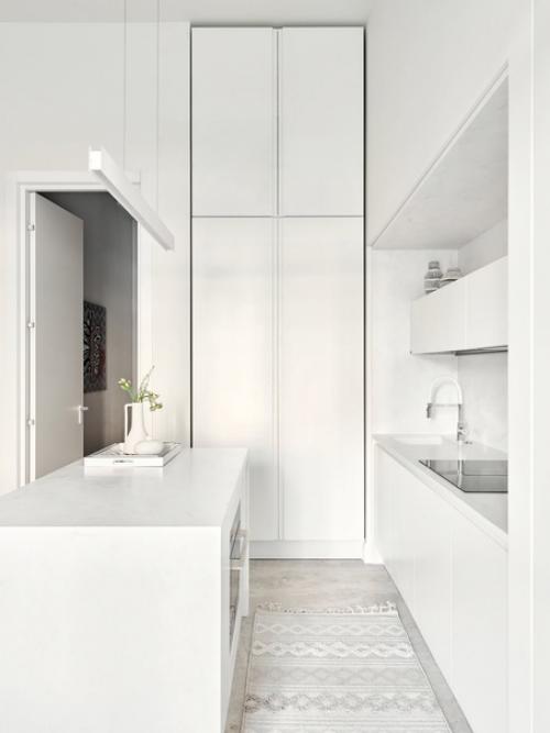 В небольшом пространстве квартиры - студии удалось разместить все необходимое для жизни двух человек и даже чуточку больше. 01